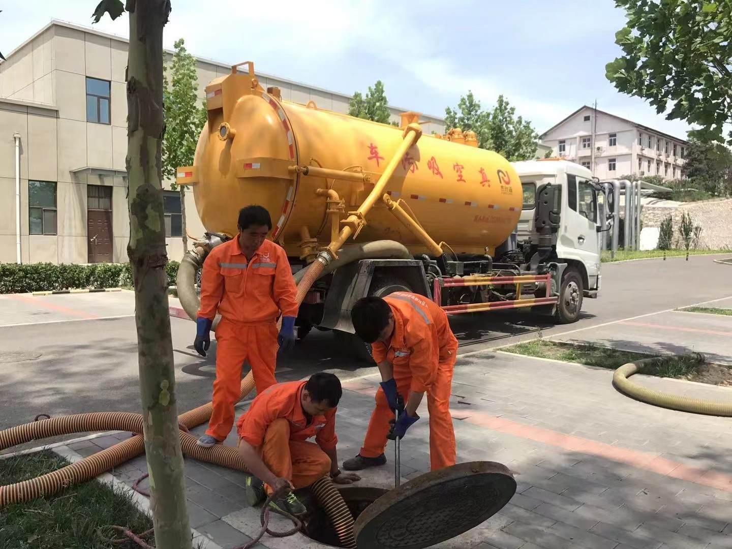 沁县管道疏通车停在窨井附近